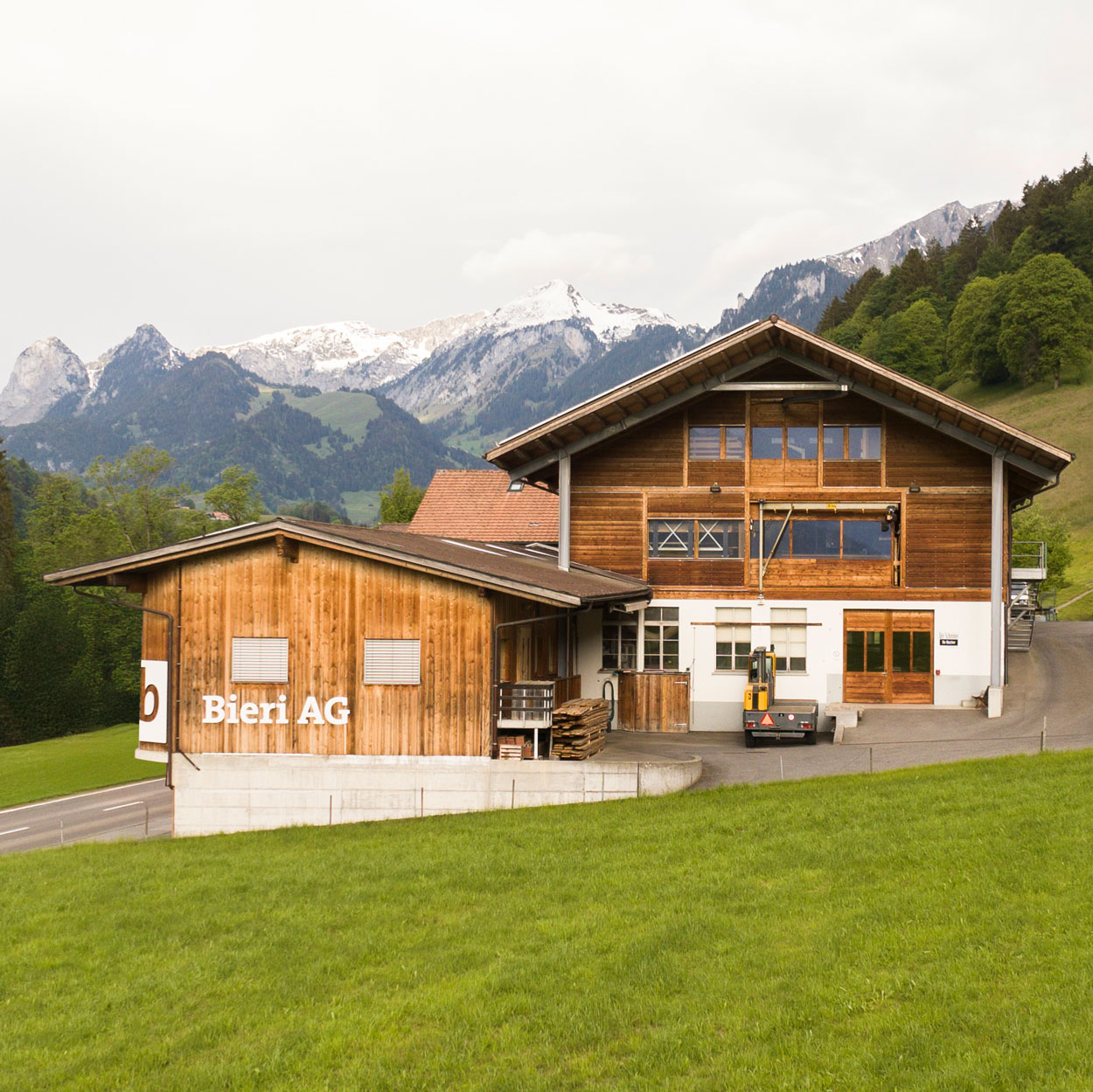 Bieri AG Schreinerei für Innenausbau, Altholz-Möbel und Massivholzarbeiten in Weissenburg