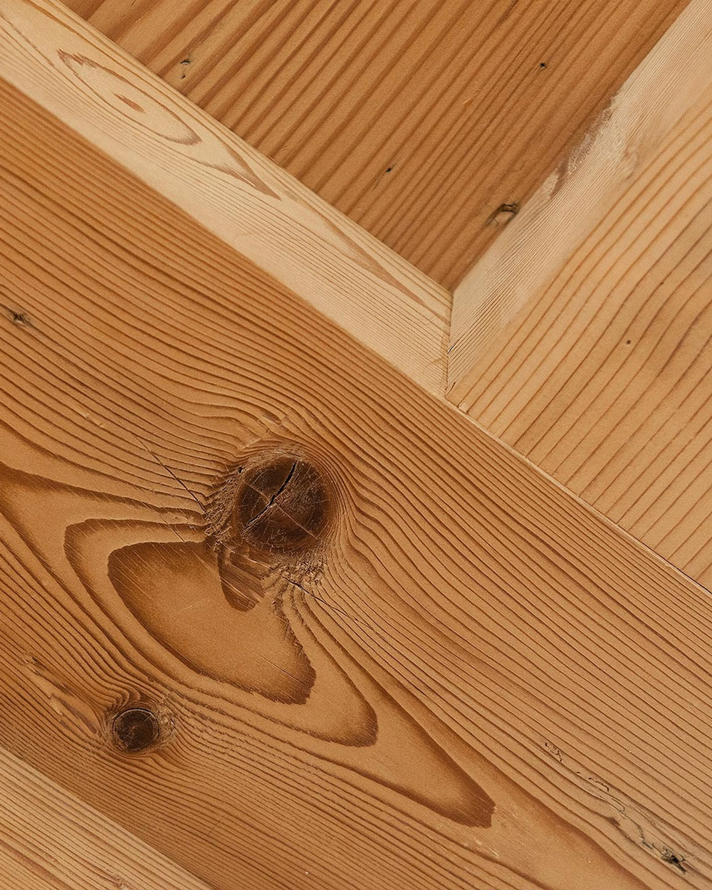 Schlichter traditioneller Innenausbau mit Altholz und Massivholz-Möbeln von Bieri AG