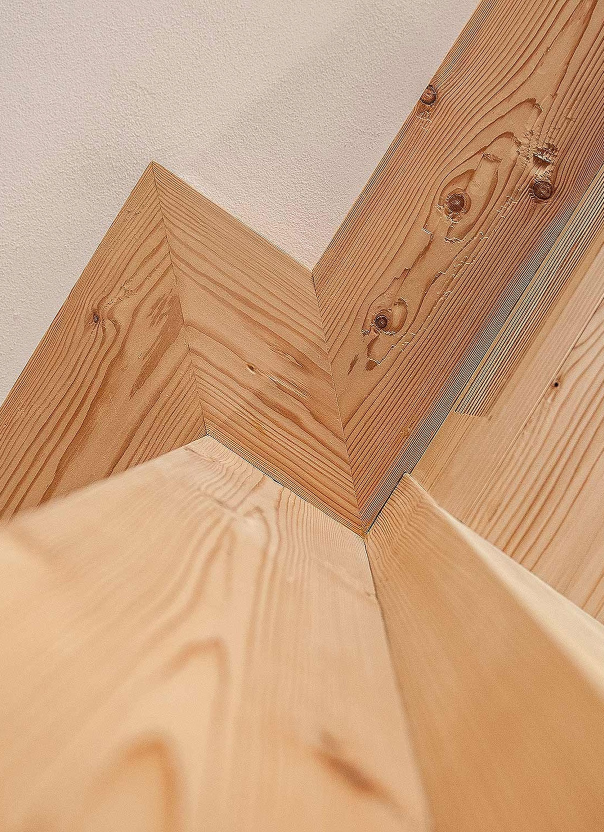 Handgehobelte gedämpfte Fichte für hochwertigen Chalet-Innenausbau