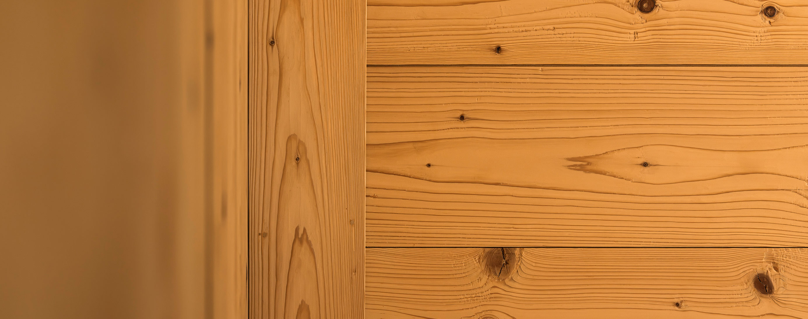 Wandverkleidung aus gedämpfter Fichte im modernen Innenausbau
