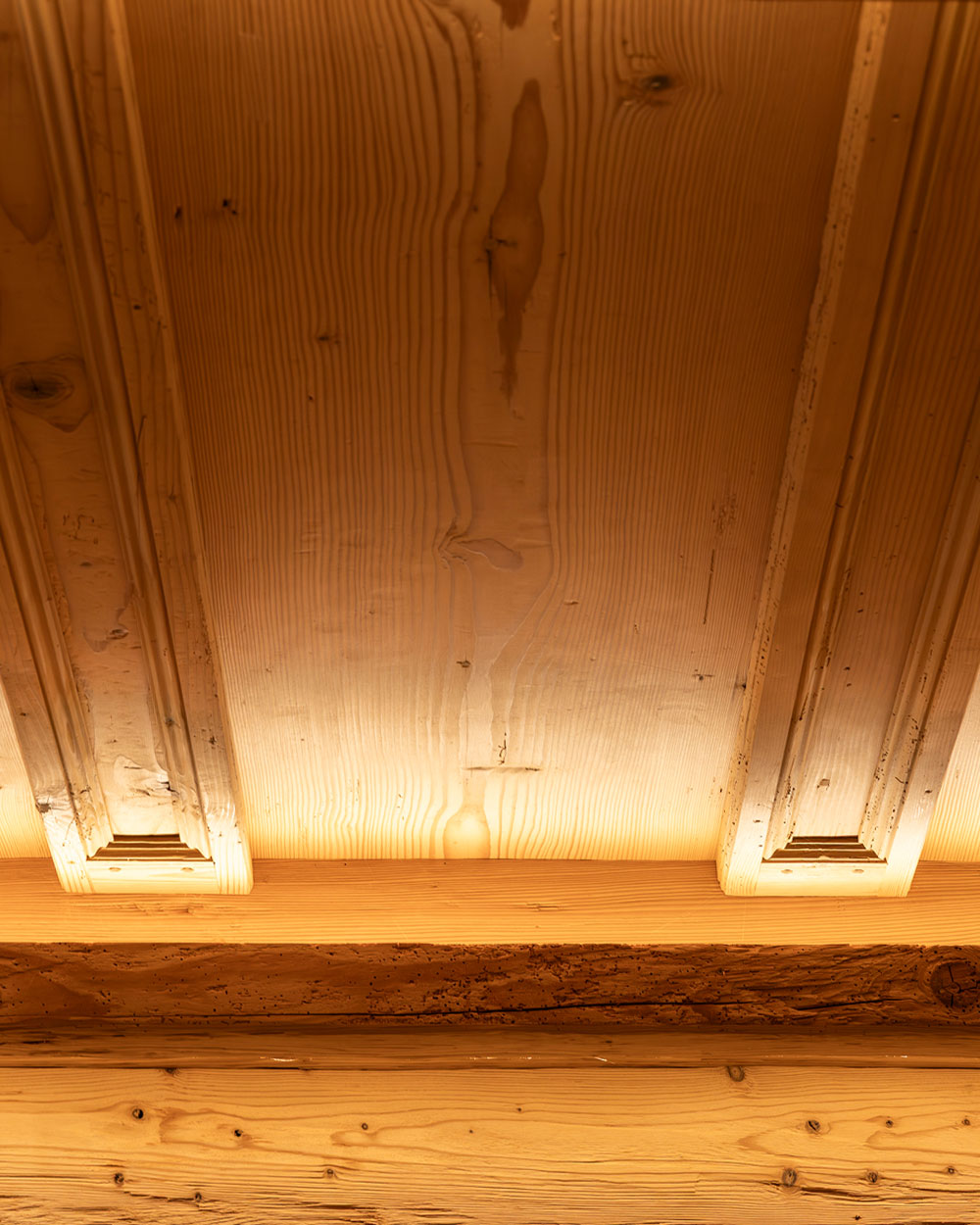 Wände und Decken aus originalem Altholz im Chalet- und Wohnungsinnenausbau